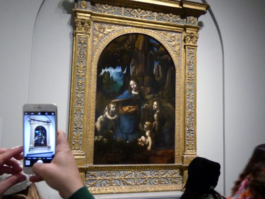 Private tour guide discussing Leonardo da Vinci’s “Virgin of the Rocks”
