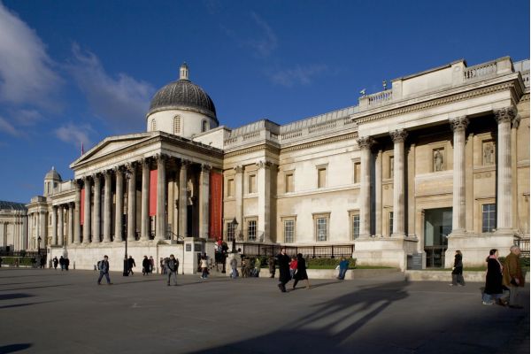 Exterior view of the National Gallery in London on a clear day