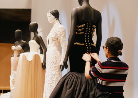 Exhibition design of Schiaparelli: Fashion Becomes Art in London