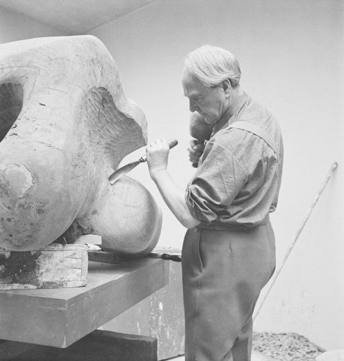 Henry Moore carving Reclining Figure 1959-64 in elm wood