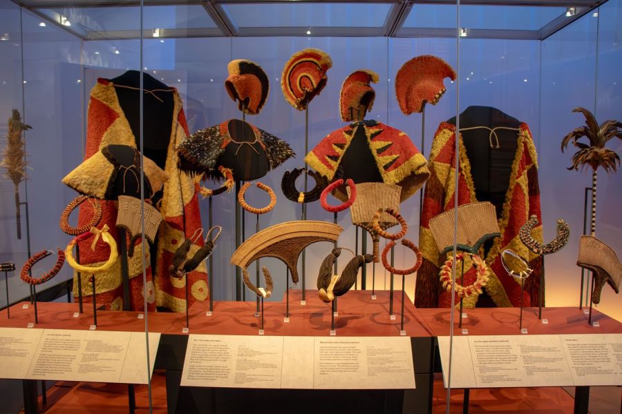 Featherwork & ornaments on display that evoke a gathering of ali‘i (chiefs) © The Trustees of the British Museum, Photo by MKH
