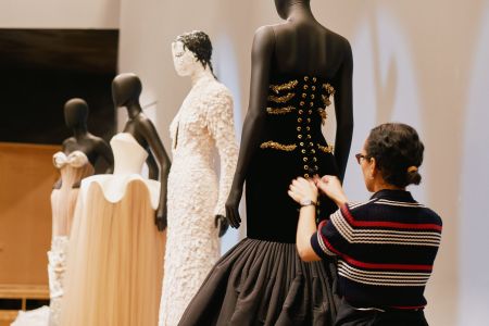 Exhibition design of Schiaparelli: Fashion Becomes Art in London