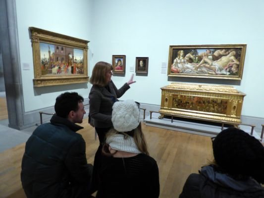 Expert guide leading a private tour in the National Gallery's main hall